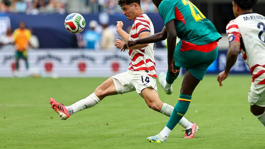Sebastian Berhalter kicking