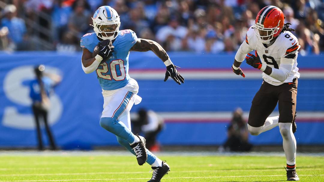Oct 25, 2026; Nashville, Tennessee, USA;  Tennessee Titans running back Tony Pollard (20) runs with the ball against the Cleveland Browns during the second half at Nissan Stadium. 