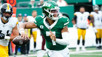 New York Jets quarterback Justin Fields (7) prepares to pass on the run, Sunday, September 7, 2025, in East Rutherford.