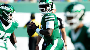 New York Jets quarterback Tyrod Taylor (2) looks for an open teammate, Sunday, September 14, 2025, in East Rutherford.
