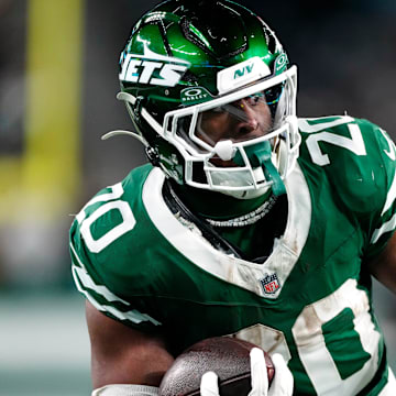 New York Jets running back Breece Hall (20) runs with the ball, Sunday January 5, 2025, in East Rutherford.