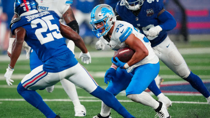 Detroit Lions running back Sione Vaki (33).