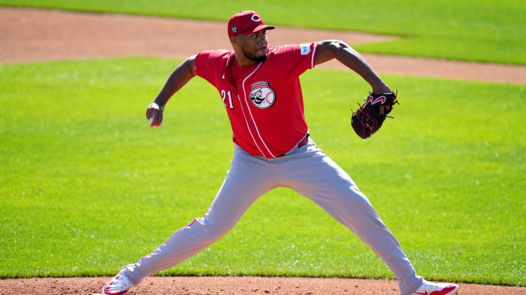 Cincinnati Reds starting pitcher Hunter Greene (21) delivers live batting practice.