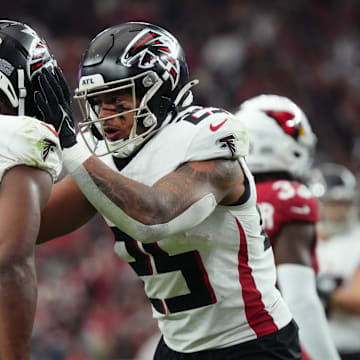 The Atlanta Falcons are still figuring out the snap count between running backs Bijan Robinson (7) and Tyler Allgeier (25).