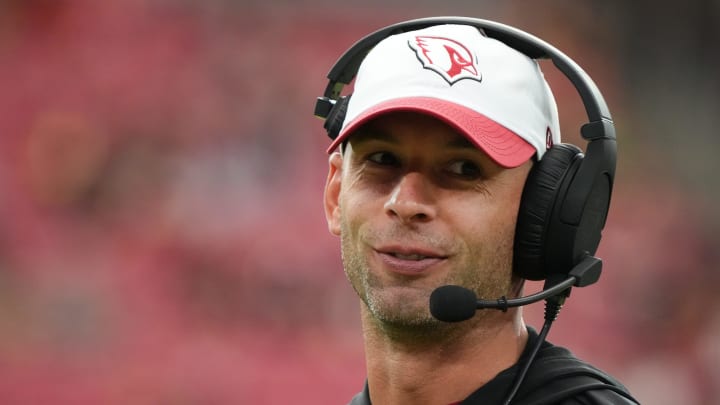 Arizona Cardinals head coach Jonathan Gannon talks to his team during training camp at State Farm Stadium in Glendale, Ariz., on Saturday, Aug. 3, 2024.