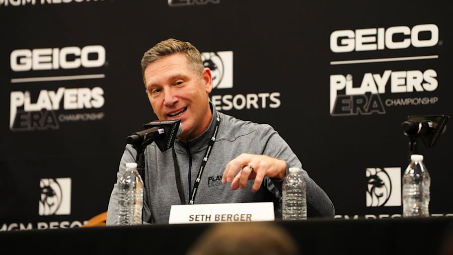 Players Era co-founder Seth Berger takes questions before a group play game at MGM Grand Garden Arena.