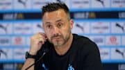 Roberto De Zerbi est clairement agacé de la situation.
