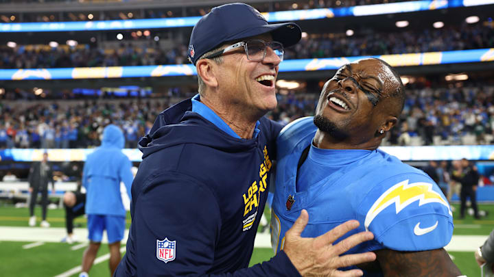 Jim Harbaugh celebra con Tony Jefferson la Victoria de Los Angeles Chargers ante Filadelfia Eagles por 22-19. Jim Harbaugh celebra con Tony Jefferson la Victoria de Los Angeles Chargers ante Filadelfia Eagles por 22-19.