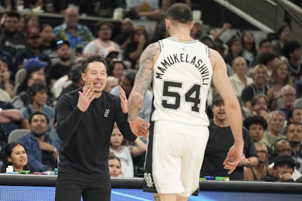 San Antonio Spurs interim coach Mitch Johnson yells at forward Sandro Mamukelashvili (54) during the second half against the 