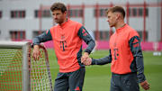 Auch aufgrund des Abgangs von Thomas Müller sieht er in der Offensive Handlungsbedarf: Joshua Kimmich (r)