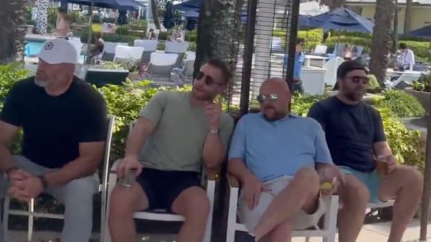 Brian Daboll and Sean McVay having a chat.