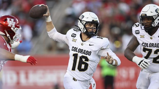 Colorado Buffaloes quarterback Ryan Staub (16) runs with the ball during the first quarter against the Houston Cougars at TDE