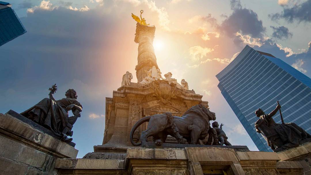 La figura actual de la Victoria Alada, que corona la glorieta más emblemática del Paseo de la Reforma, es una reconstrucción. La original fue creada por el escultor Enrique Alciati y colapsó en el terremoto de 1957.