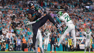 Miami Dolphins tight end Darren Waller (83) makes a touchdown catch against New York Jets cornerback Brandon Stephens (21) during the first half at Hard Rock Stadium.