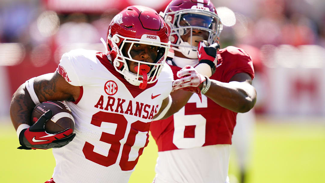 Arkansas Razorbacks tight end Var'Keyes Gumms 