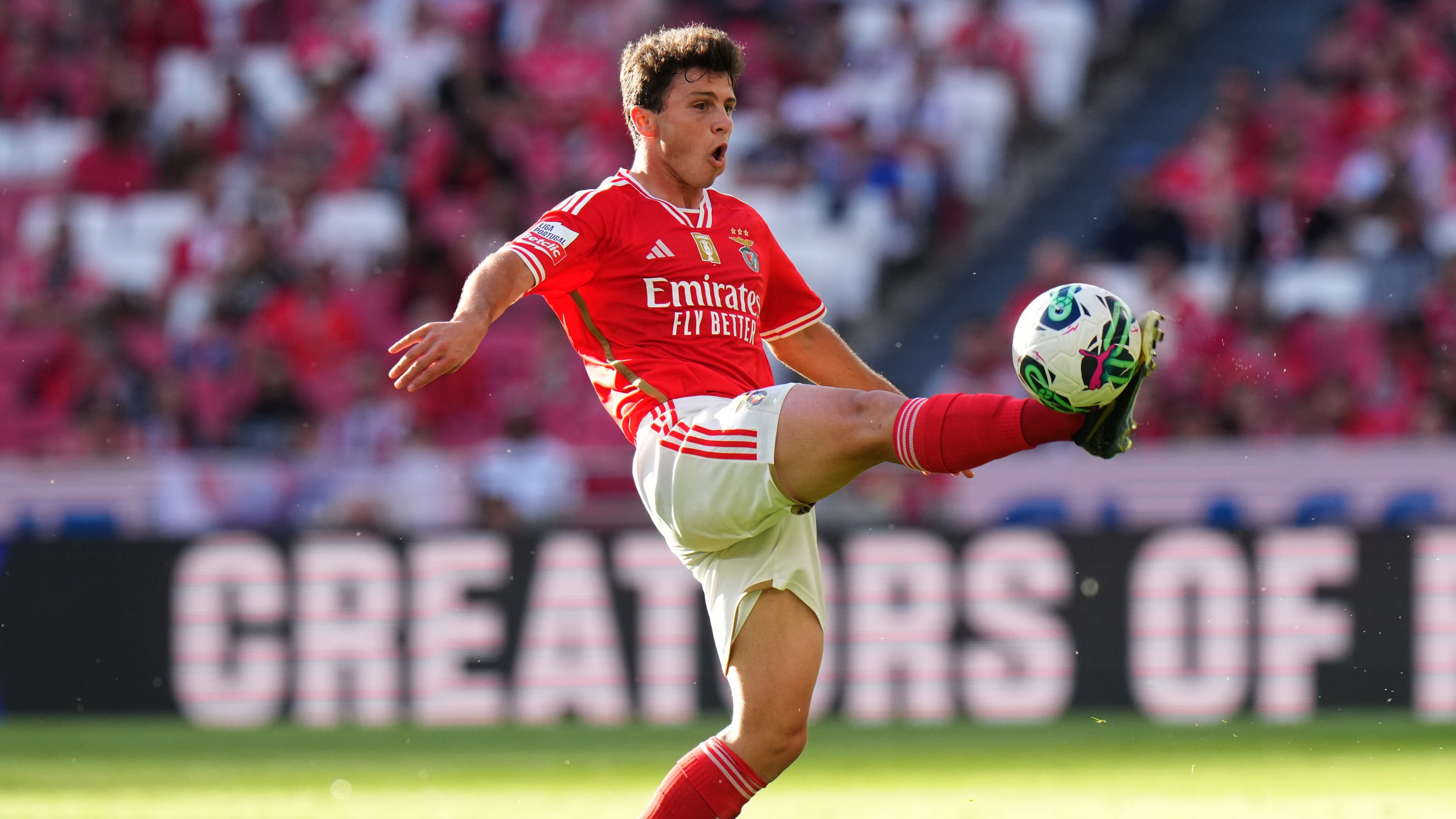 Mercato : Le PSG aurait formulé une deuxième offre astronomique pour le milieu de Benfica João Neves