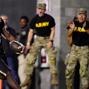 Vanderbilt wide receiver Tre Richardson (6) receives a pass to bring in a touchdown against Auburn during the third quarter at FirstBank Stadium in Nashville, Tenn., Saturday, Nov. 8, 2025.