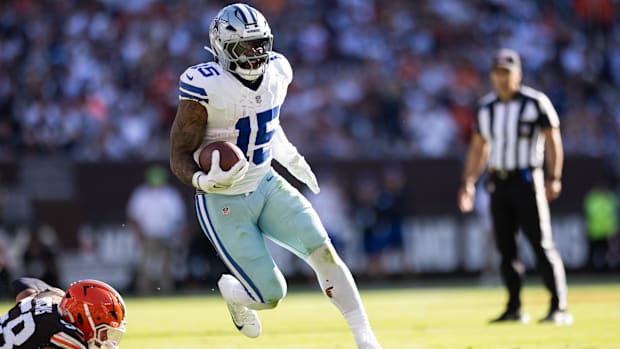 Dallas Cowboys running back Ezekiel Elliott (15) runs the ball against the Cleveland Browns 