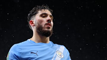 Pep Guardiola est très exigeant avec Rayan Cherki. Pep Guardiola est très exigeant avec Rayan Cherki.