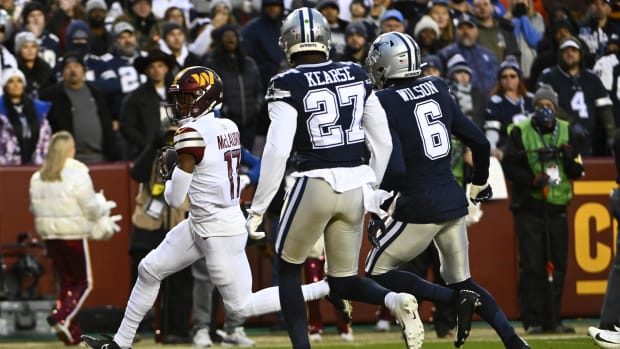 Washington Commanders wide receiver Terry McLaurin (17) scores a touchdown  against the Dallas Cowboys 