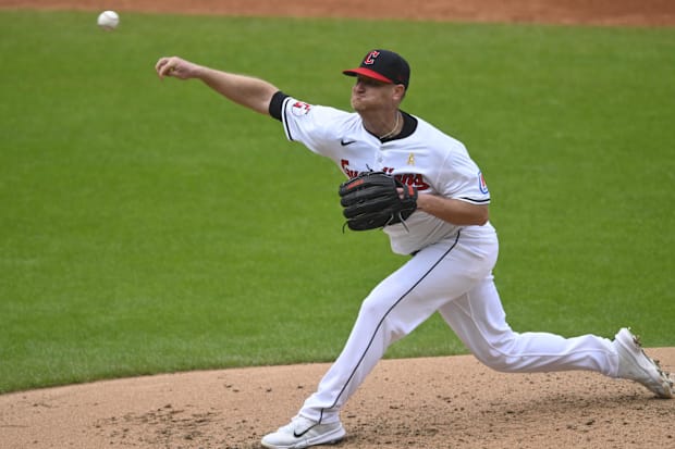 Alex Cobb throws a pitch 