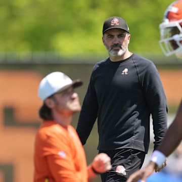 Cleveland Browns head coach Kevin Stefanski watches quarterback Shedeur Sanders.