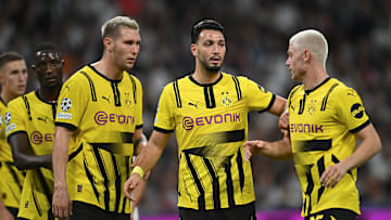 Niklas Süle (l.) mit Ramy Bensebaini und Julian Ryerson