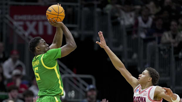 Oregon Ducks guard TJ Bamba (5) shoots against Arizona Wildcats forward Carter Bryant (9)