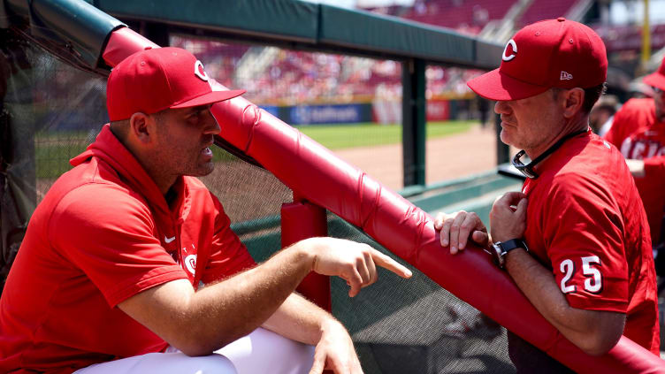 Cincinnati Reds first baseman Joey Votto talks with Cincinnati Reds manager David Bell