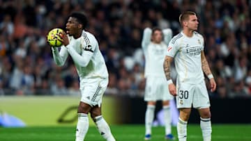 Les joueurs du Real Madrid se soutiennent plus le staff médical. Les joueurs du Real Madrid se soutiennent plus le staff médical.