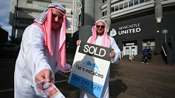 Machen Späße, sollten aber eigentlich keinen Grund zur Freude haben: Die Fans von Newcastle United