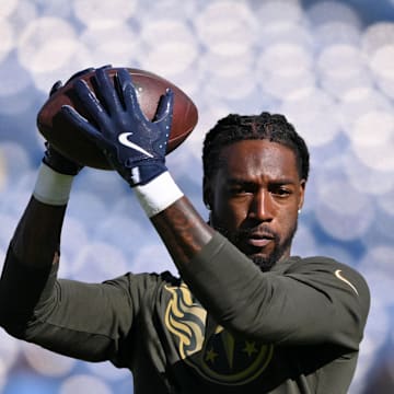 Calvin Ridley warms up before the game between the Houston Texans and Tennessee Titans