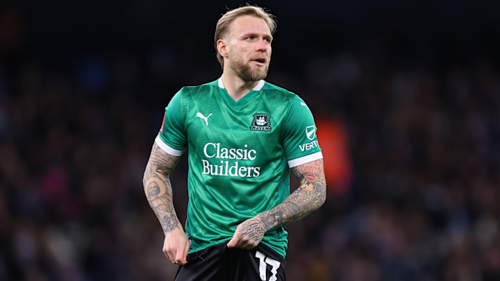 Tymoteusz Puchacz im Trikot von Plymouth Argyle Tymoteusz Puchacz im Trikot von Plymouth Argyle