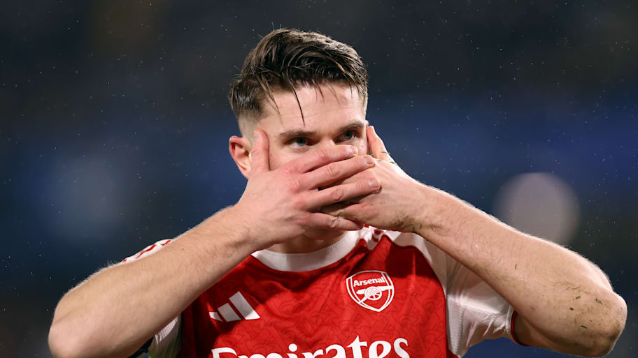 Viktor Gyökeres covering his face.