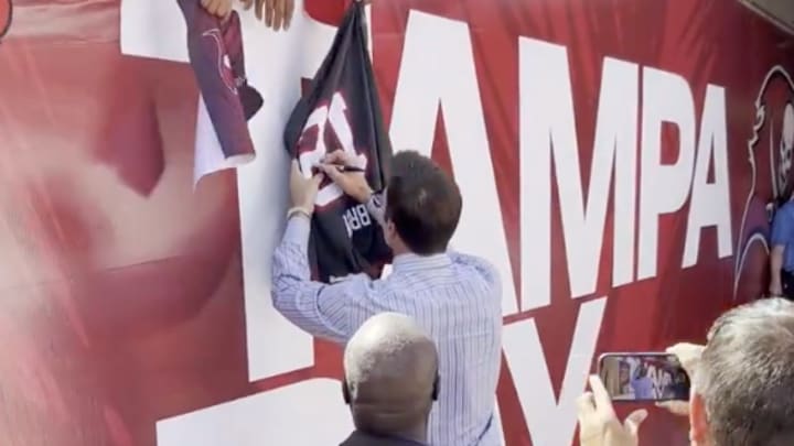 Tom Brady made a fan's day before Sunday's Eagles-Bucs game. 