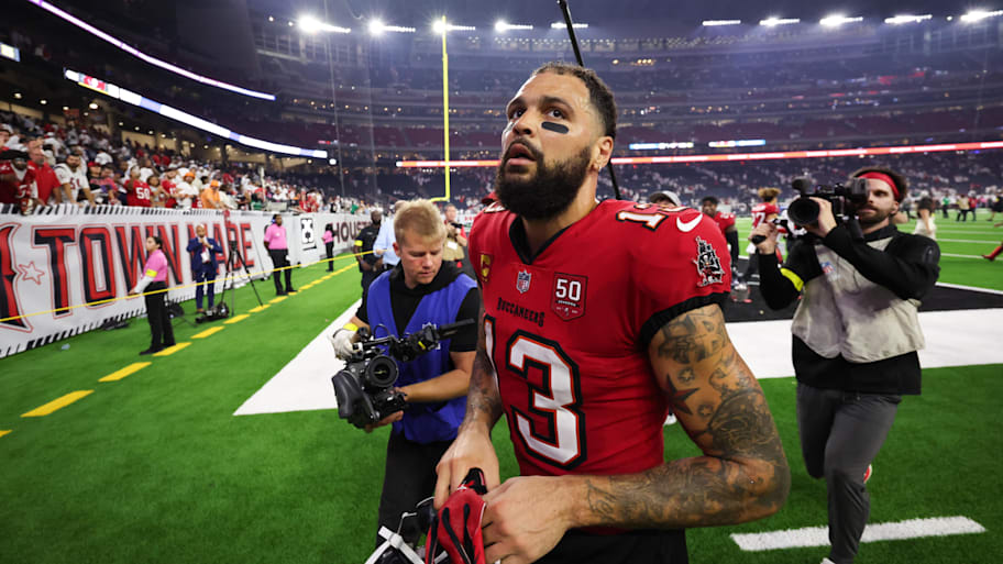 Mike Evans walksoff the field with no helmet on.