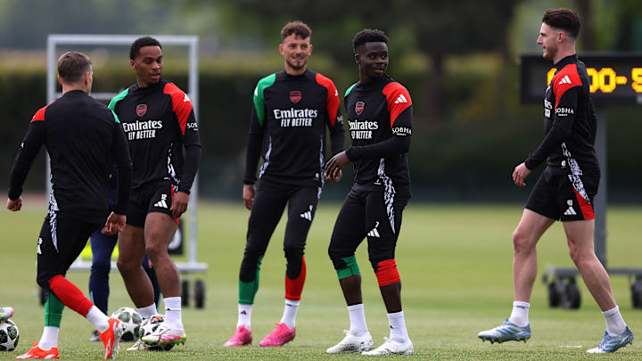 อาร์เซนอลแข่งกับเวลาเพื่อล็อคตัวนักเตะดาราสามคนด้วยข้อตกลงสัญญาใหม่