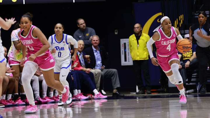 Kayla Williams (4) brings the ball up the floor