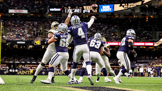 Dallas Cowboys quarterback Dak Prescott (4) passes the ball against New Orleans Saints 