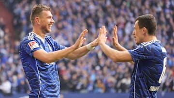 Edin Dzeko freut sich mit Ron Schallenberg