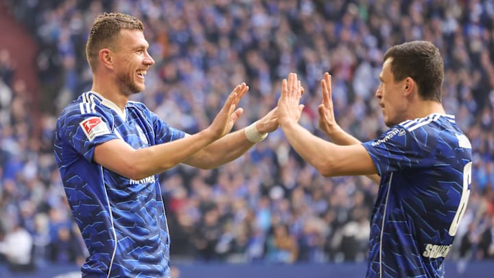 Edin Dzeko freut sich mit Ron Schallenberg Edin Dzeko freut sich mit Ron Schallenberg