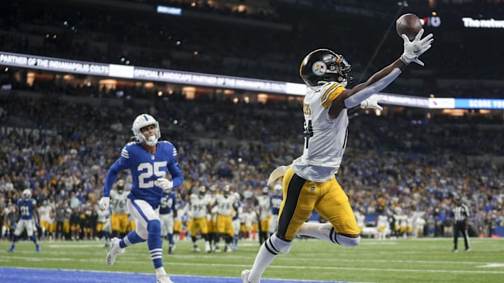 Steelers WR George Pickens reaches for a pass in the end zone.