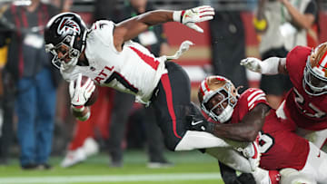 Oct 19, 2025; Santa Clara, California, USA; Atlanta Falcons running back Bijan Robinson (7) scores a touchdown past San Francisco 49ers linebacker Tatum Bethune (48) during the third quarter at Levi's Stadium. Mandatory Credit: Darren Yamashita-Imagn Images