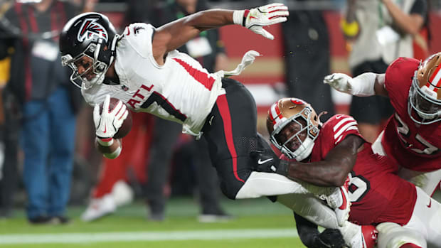 Atlanta Falcons running back Bijan Robinson (7) scores a touchdown past San Francisco 49ers linebacker Tatum Bethune (48) 