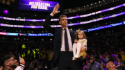 Pau Gasol junto a su hija en la ceremonia de retiro de su camiseta de Los Angeles Lakers