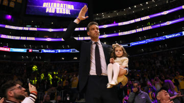 Pau Gasol junto a su hija en la ceremonia de retiro de su camiseta de Los Angeles Lakers