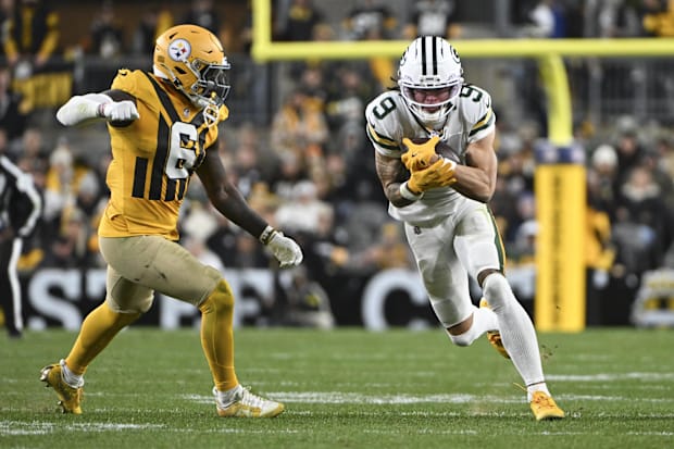 Green Bay Packers wide receiver Christian Watson (9) makes a catch against Pittsburgh Steelers linebacker Patrick Queen.