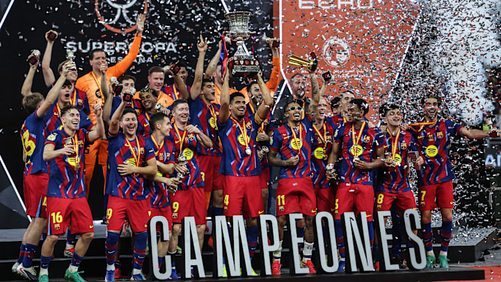 Ronald Araujo porte le trophée remporté par son équipe ce dimanche.