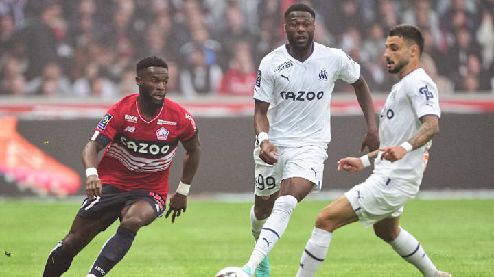 Jonathan Bamba topa baskı yapıyor.