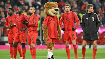 Bayern Munich players applauding fans after beating Heidenheim on matchday 13 of the Bundesliga.